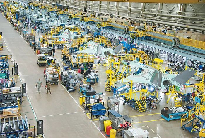 Các hãng sản xuất vũ khí của Mỹ phải tăng ca và khôi phục dây chuyền sản xuất để đáp ứng nhu cầu vũ khí phát sinh do cuộc chiến Nga-Ukraine. Các hãng sản xuất vũ khí của Mỹ phải tăng ca và khôi phục dây chuyền sản xuất để đáp ứng nhu cầu vũ khí phát sinh do cuộc chiến Nga-Ukraine.