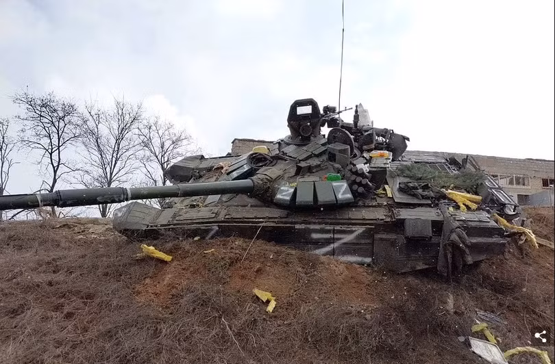 Hình ảnh xe tăng Nga trúng tên lửa do Ukraine công bố (Ảnh: QQ). Hình ảnh xe tăng Nga trúng tên lửa do Ukraine công bố (Ảnh: QQ).