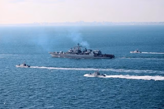 Chiếc "Hetman Sagaidachny" trong vai trò soái hạm trong một cuộc tập trận (Ảnh: Thepaper). Chiếc "Hetman Sagaidachny" trong vai trò soái hạm trong một cuộc tập trận (Ảnh: Thepaper).