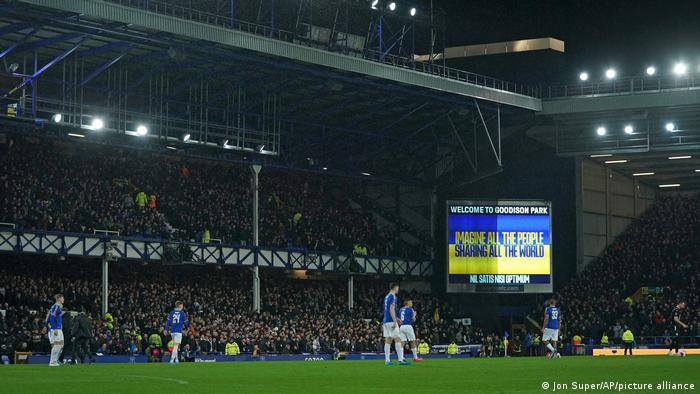 Các trận cầu ở Giải Ngoại hạng Anh tuần này đều bày tỏ ủng hộ Ukraine trong cuộc chiến với Nga (Ảnh: Deutsche Welle). Các trận cầu ở Giải Ngoại hạng Anh tuần này đều bày tỏ ủng hộ Ukraine trong cuộc chiến với Nga (Ảnh: Deutsche Welle).