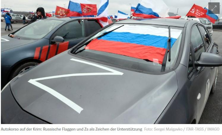 Biểu tình ủng hộ Nga với kí hiệu chữ "Z" trên xe hơi (Ảnh: ITA-TASS).