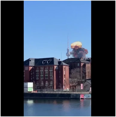 Hình ảnh bom nổ cạnh Tháp truyền hình Berlin (Ảnh trích video). Hình ảnh bom nổ cạnh Tháp truyền hình Berlin (Ảnh trích video).