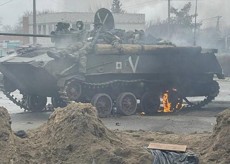 Lính dù Nga tử trận trên xe bọc thép tại Gostomel (Ảnh: Đông Phương). Lính dù Nga tử trận trên xe bọc thép tại Gostomel (Ảnh: Đông Phương).