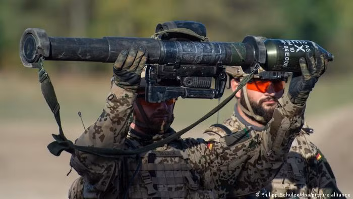 Phương Tây viện trợ nhiều vũ khí cho Ukraine nhưng gặp khó khăn trong việc vận chuyển (Ảnh: Deutsche Welle).