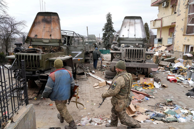 Những người lính Ukraine xem xét các xe quân sự đã bị hư hỏng bị quân Nga bỏ lại (Ảnh: AP). Những người lính Ukraine xem xét các xe quân sự đã bị hư hỏng bị quân Nga bỏ lại (Ảnh: AP).