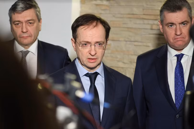 Ông Medinski, Trưởng đoàn đàm phán của Nga gặp gỡ báo chí sau đàm phán (Ảnh: AP).