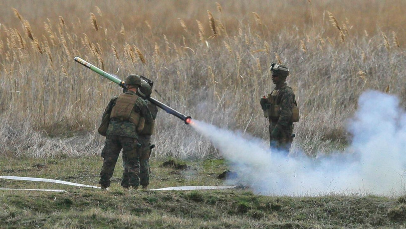 Tên lửa phòng không tầm thấp Stinger do Mỹ chế tạo đang được các nước NATO ồ ạt viện trợ cho Ukraine (Ảnh: AP).