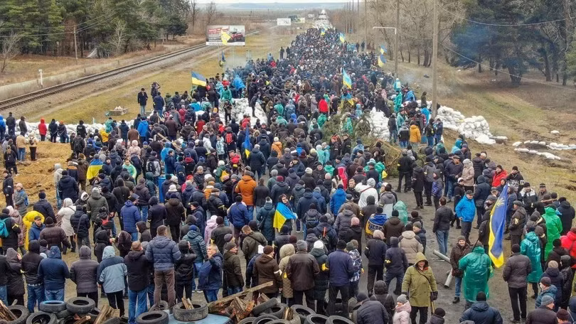 Hàng ngàn người dân tụ tập dựng cướng ngại vật ngăn lối vào Nhà máy điện hạt nhân Zaporozhye (Ảnh: chinatimes).