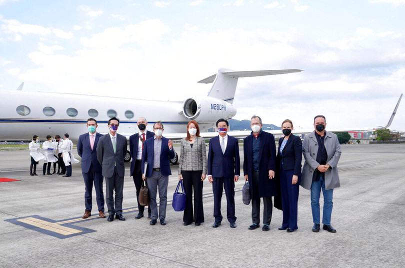 Phái đoàn đại diện đặc biệt của ông Biden thăm Đài Loan, người đứng đầu cơ quan Ngoại giao Đài Loan Ngô Chiêu Nhiếp (thứ 4, phải qua) ra sân bay đón (Ảnh: AP).