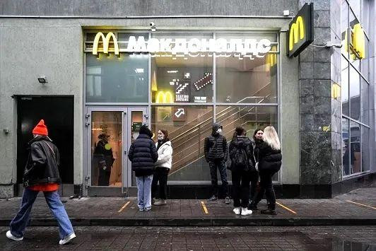 McDonald's một trong số mấy nhãn hàng đầu tiên vào Nga từ năm 1990 (Ảnh: freednewstimes).