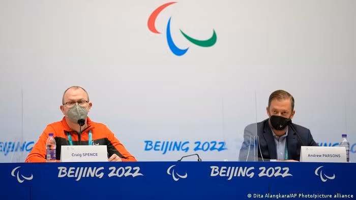Ông Andrew Parsons, chủ tịch của Ủy ban Paralympic Quốc tế (phải) hôm 3/3 thông báo cấm các vận động viên Nga và Belarus thi đấu tại Đại hội Paralympic Bắc Kinh (Ảnh: Deutsche Welle0.