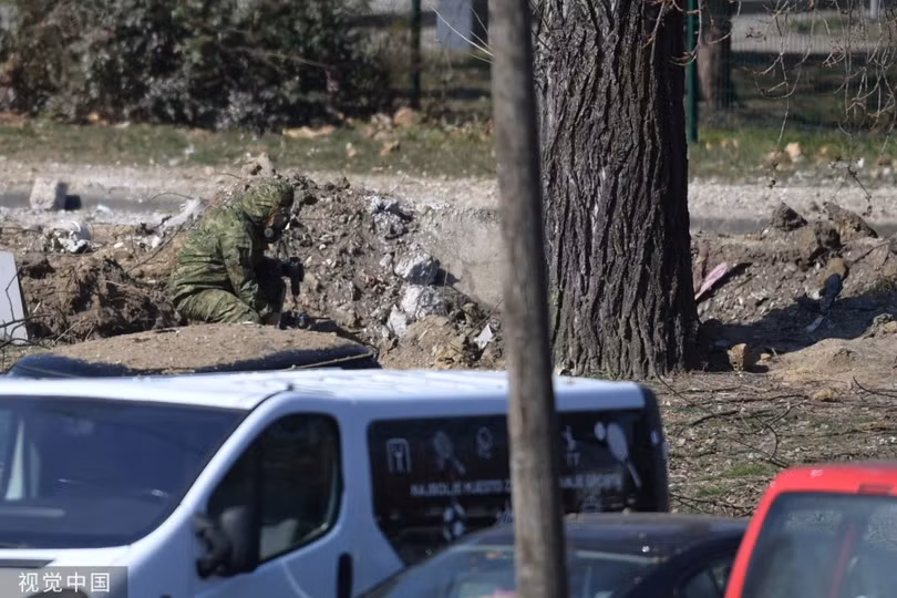 Nhân viên kỹ thuật đo mức độ phóng xạ tại nơi máy bay rơi (Ảnh: VCG).