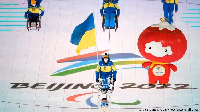 Đoàn vận động viên người khuyết tật Ukraine tham gia Đại hội Paralimpic mùa Đông Bắc Kinh trong khi các đoàn Nga và Belarus bị cấm thi đấu dù đã có mặt ở Bắc Kinh (Ảnh: Deutsche Welle). Đoàn vận động viên người khuyết tật Ukraine tham gia Đại hội Paralimpic mùa Đông Bắc Kinh trong khi các đoàn Nga và Belarus bị cấm thi đấu dù đã có mặt ở Bắc Kinh (Ảnh: Deutsche Welle).