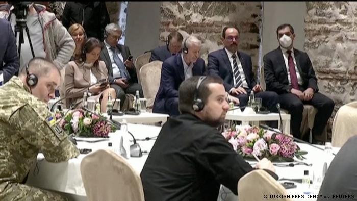 Ông Roman Abramovich (Thứ 3, phải sang, hàng đầu) có mặt tại buổi đàm phán (Ảnh: Reuters).