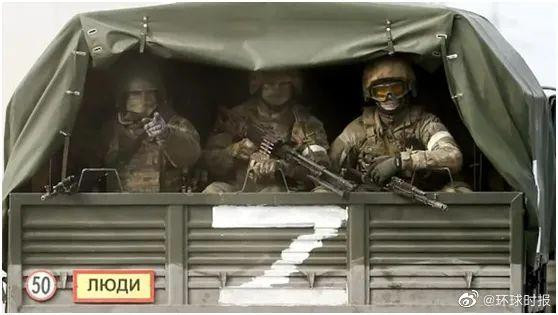 Chữ "Z" được đánh dấu trên các xe quân sự Nga ở Ukraine (Ảnh: Huanqiu).