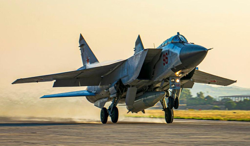 MiG-31 mang tên lửa Kinzhal (Ảnh: AP).