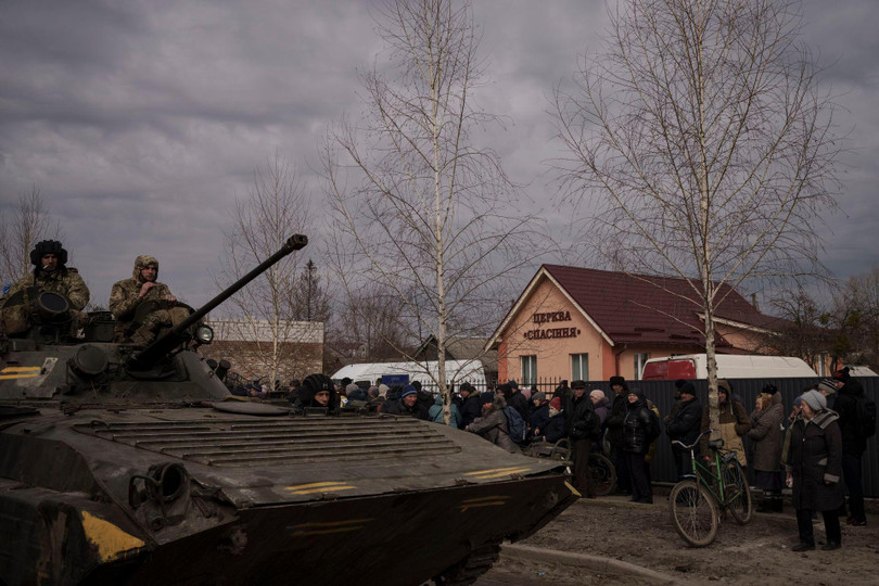 Ngày 28/3, tại thị trấn Trostsyanets, binh sĩ Ukraine ngồi trên xe thiết giáp trong khi người dân xếp hàng để được cứu viện (AP). Ngày 28/3, tại thị trấn Trostsyanets, binh sĩ Ukraine ngồi trên xe thiết giáp trong khi người dân xếp hàng để được cứu viện (AP).