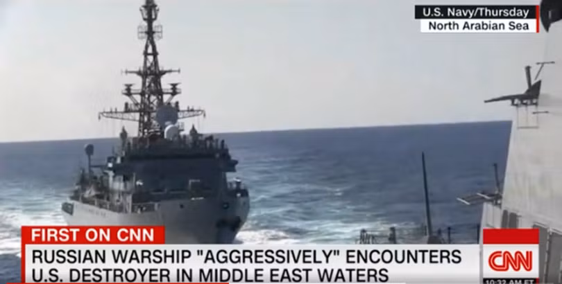 Chiếc tàu Nga tiếp cận tàu Mỹ từ phía sau, lúc gần nhất chỉ cách nhau 54 mét trước khi đổi hướng. (Ảnh: CNN)