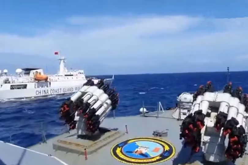 Tàu chiến Indonesia bám đuổi tàu hải cảnh Trung Quốc trên biển Bắc Natuna (Ảnh: Đa Chiều)