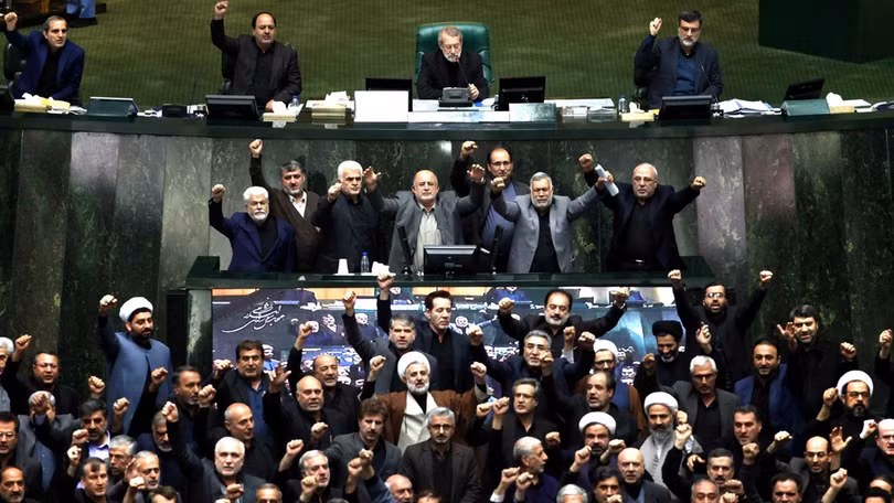 Các nghị sĩ Quốc hội Iran hô khẩu hiệu chống Mỹ sau khi phê chuẩn đạo luật coi toàn bộ quân đội Mỹ là tổ chức khủng bố. (Ảnh: AP).