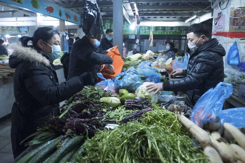Dân chúng Vũ Hán đổ xô đến các siêu thị mua tích trữ hàng hóa sau khi có lệnh đóng cửa thành phố (Ảnh: Tân Hoa xã)