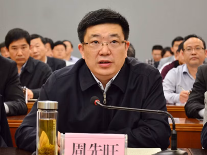 Ông Chu Tiên Vượng phát biểu muốn được cách chức để tạ lỗi thiên hạ vì để dịch lây lan rộng (Ảnh: Đa Chiều).