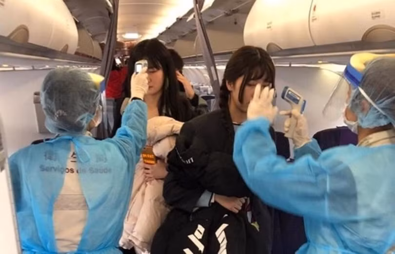 Đề phòng dịch bệnh lây lan, các nhân viên y tế sân bay Ma Cao lên máy bay đo thân nhiệt mọi hành khách trên chuyến bay từ Vũ Hán đến. (Ảnh: Đông Phương).