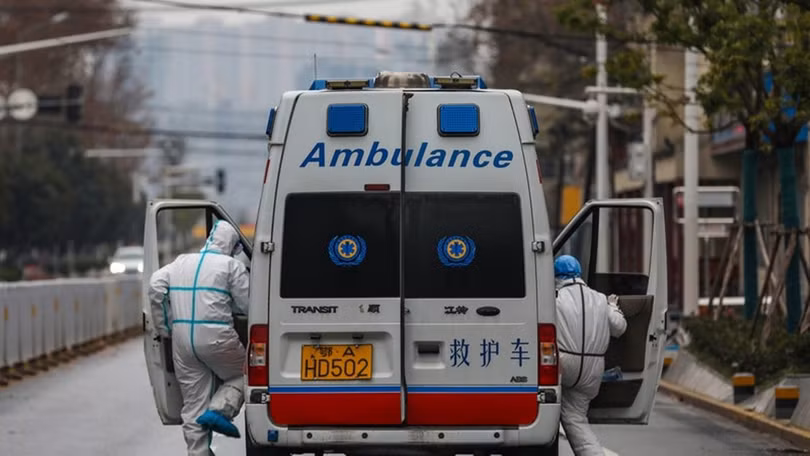 Tình hình lây lan dịch bệnh ở Vũ Hán vẫn rất phức tạp, xe cứu thương đi gom người bệnh đến nơi cách ly điều trị (Ảnh: Đa Chiều)