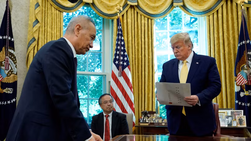Tổng thống Donald Trump và Phó Thủ tướng Lưu Hạc sẽ đại diện hai bên ký hiệp định thương mại giai đoạn đầu Mỹ - Trung tại Nhà Trắng (Ảnh: Đa Chiều)