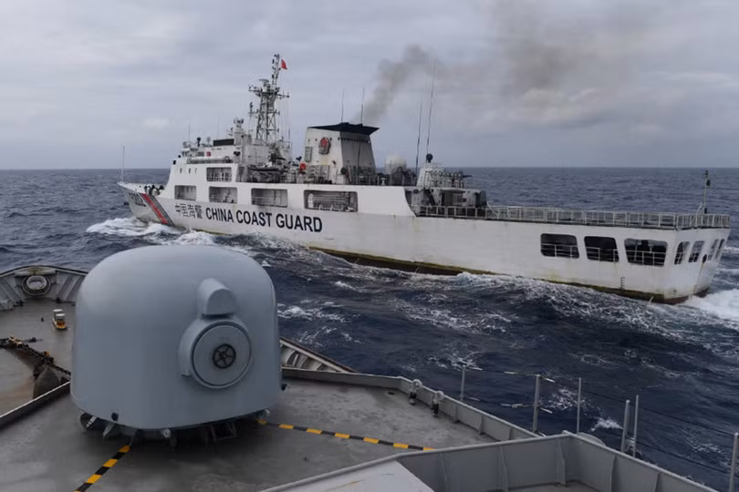 Tàu chiến Indonesia bám sát phía sau tàu cảnh sát biển Trung Quốc (Ảnh: Reuter/Đa Chiều)