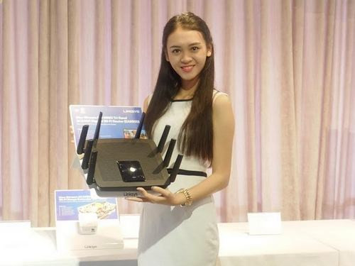 Wi-Fi Router 3 băng tần Linksys EA9500 nổi bật với 8 anten.