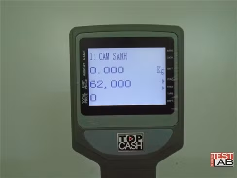 Màn hình TFT-LCD kích thước 4 inch khá sáng.