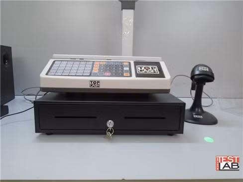 Thùng đựng tiền mặt có khoá, kết cấu cứng cáp.