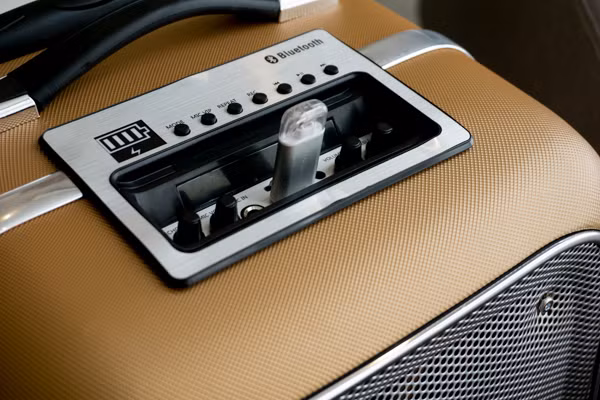 Cận cảnh loa vali hỗ trợ karaoke Soundmax M-6 ảnh 9 Cận cảnh loa vali hỗ trợ karaoke Soundmax M-6 ảnh 9