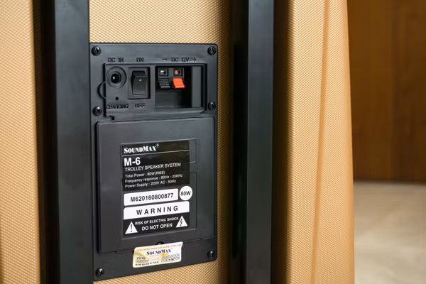 Cận cảnh loa vali hỗ trợ karaoke Soundmax M-6 ảnh 6 Cận cảnh loa vali hỗ trợ karaoke Soundmax M-6 ảnh 6