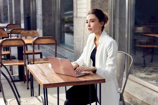 Asus ZenBook 3 có các tùy chọn màu sắc là vàng hồng, xám thạch và xanh hoàng gia.