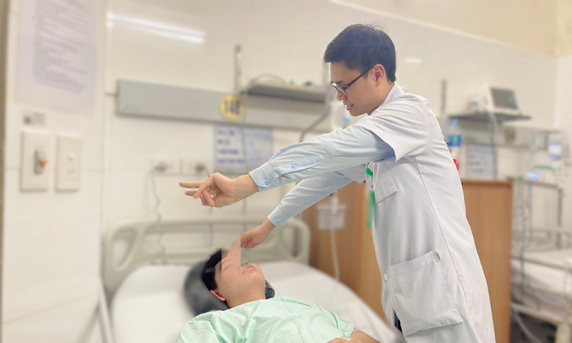 Bác sĩ Lê Quốc Việt, Khoa Nội Hồi sức thần kinh, Bệnh viện Hữu nghị Việt Đức thăm khám cho bệnh nhân sau phẫu thuật.JPG