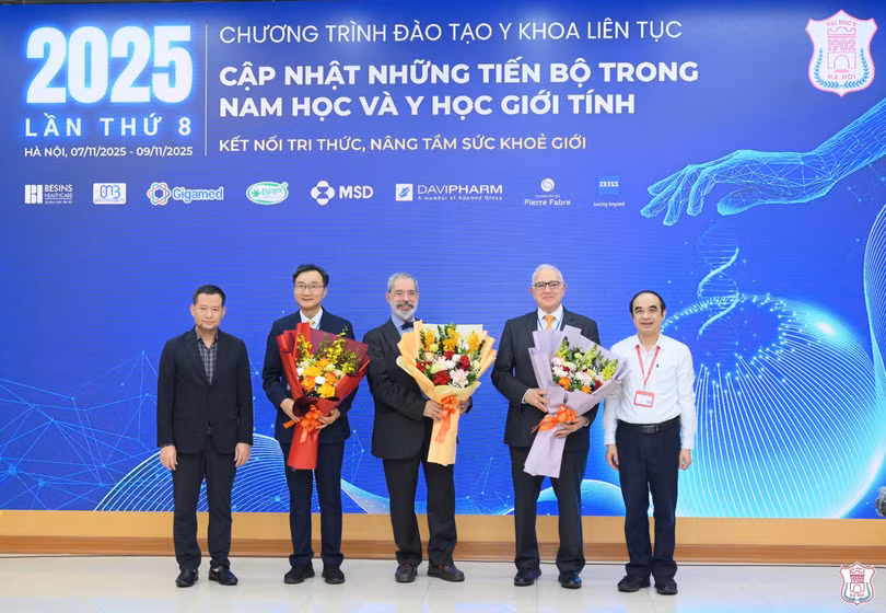 Tặng hoa các chuyêngia.jpg