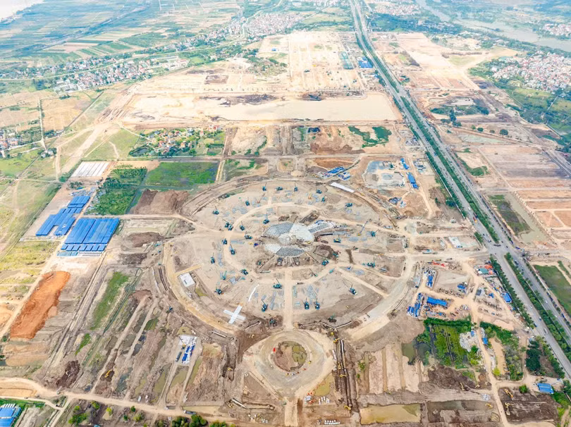 Chỉ sau chưa đến 2 tháng kể từ ngày khởi công, hình hài của Trung tâm Hội chợ Triển lãm quy mô, hiện đại đã dần hình thành.