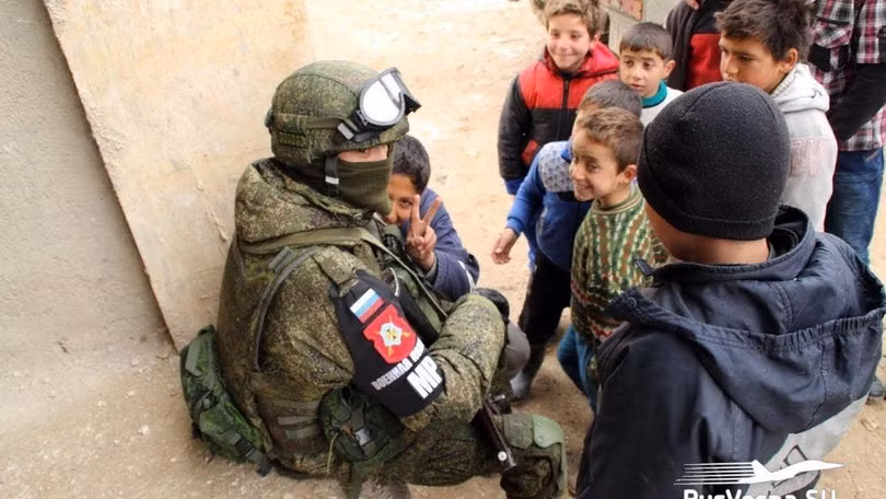 Binh sỹ Nga được trẻ em Syria chào đón trong cuộc chiến chống khủng bố(Ảnh: TASS)