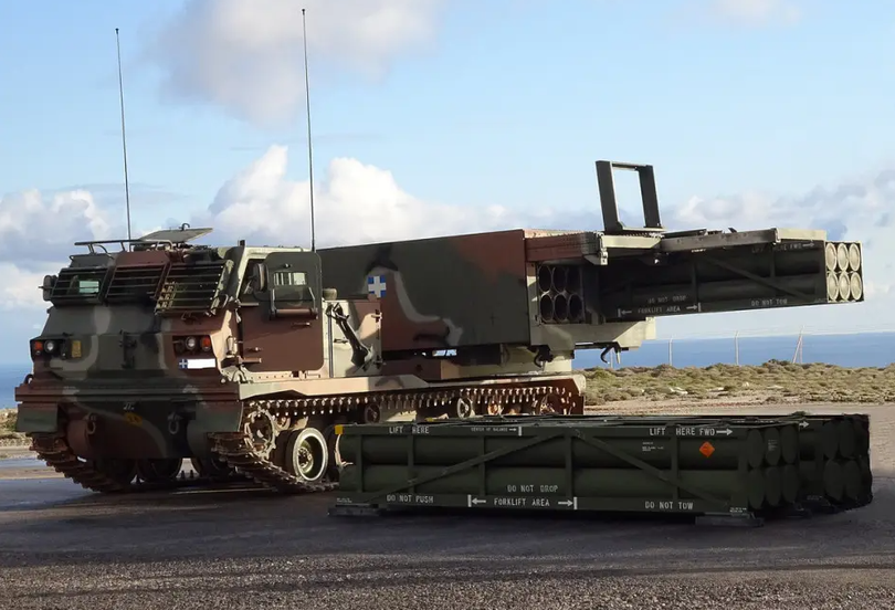 Lô đầu tiên các dàn phóng tên lửa M270 đã được vận chuyển tới Ukraine (Ảnh: IFeng).