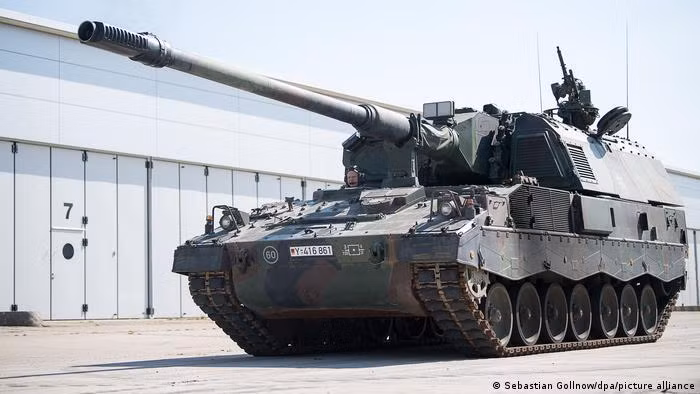 Pháo tự hành bọc thép PzH-2000 Đức viện trợ cho Ukraine (Ảnh: DPA).