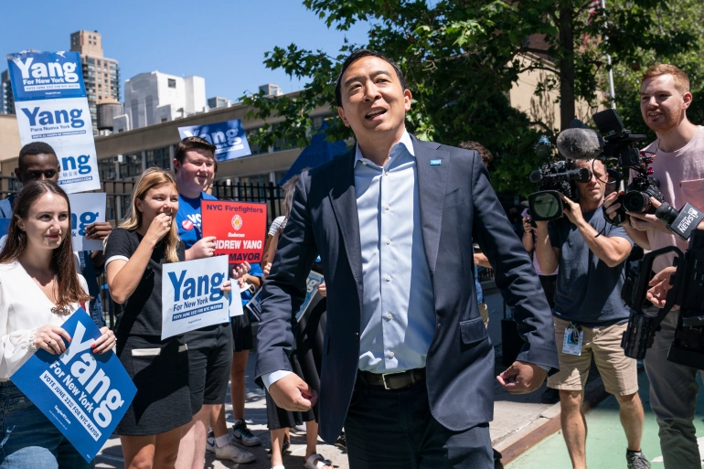 Ông Andrew Yang Anze cùng với những người ủng hộ (Ảnh: AP).