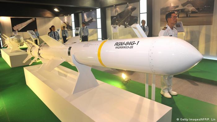 Tên lửa đối hạm Harpoon Mỹ bán cho Đài Loan giúp đối phó với Trung Quốc (Ảnh: AFP).