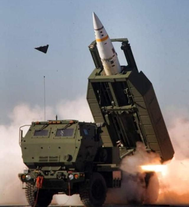 Bệ phóng M142 HIMARS có thể sử dụng để phóng tên lửa chiến thuật có tầm bắn 300 km (Ảnh: UDN).