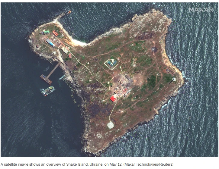 Trong tương lai Đảo Rắn có thể sẽ bị phi quân sự hóa? (Ảnh: Maxar/Reuters). Trong tương lai Đảo Rắn có thể sẽ bị phi quân sự hóa? (Ảnh: Maxar/Reuters).