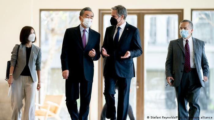 Hai ông Antony Blinken và Vương Nghị gặp gỡ nhau tại Hội nghị Ngoại trưởng G20 ở Bali, Indonesia (Ảnh: AP).