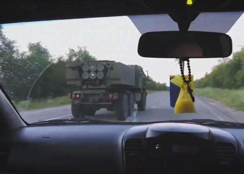 Các dàn HIMARS đang cơ động (Ảnh: Đông Phương).