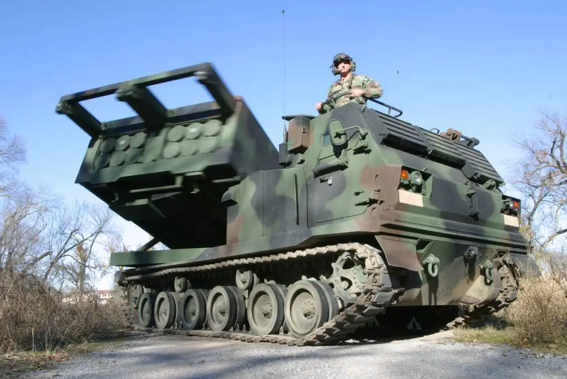 Mỗi dàn M270 có 12 ống phóng đặt trên khung gầm bánh xích (Ảnh: IFeng). Mỗi dàn M270 có 12 ống phóng đặt trên khung gầm bánh xích (Ảnh: IFeng).