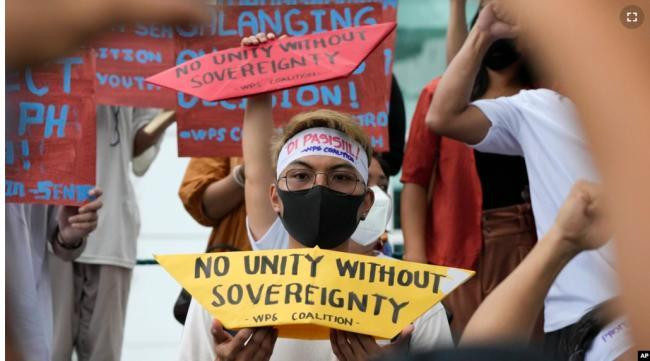 Người dân Philippines biểu tình trước Lãnh sự quán Trung Quốc ở Manila hôm 12/7 (Ảnh: AP).